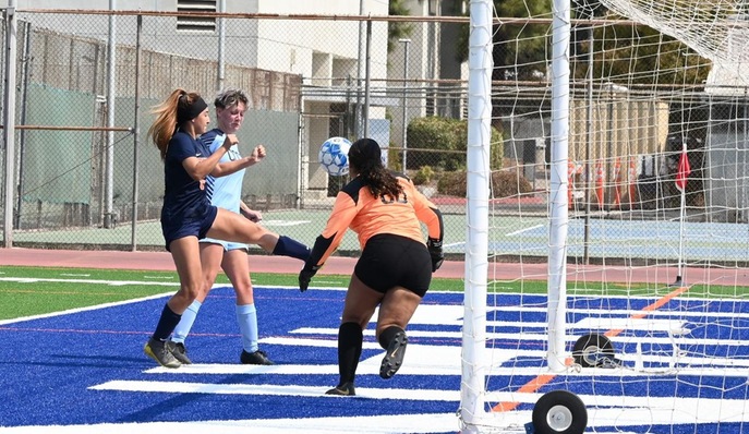 Lucero's hat trick sends Giants to first win under new coach