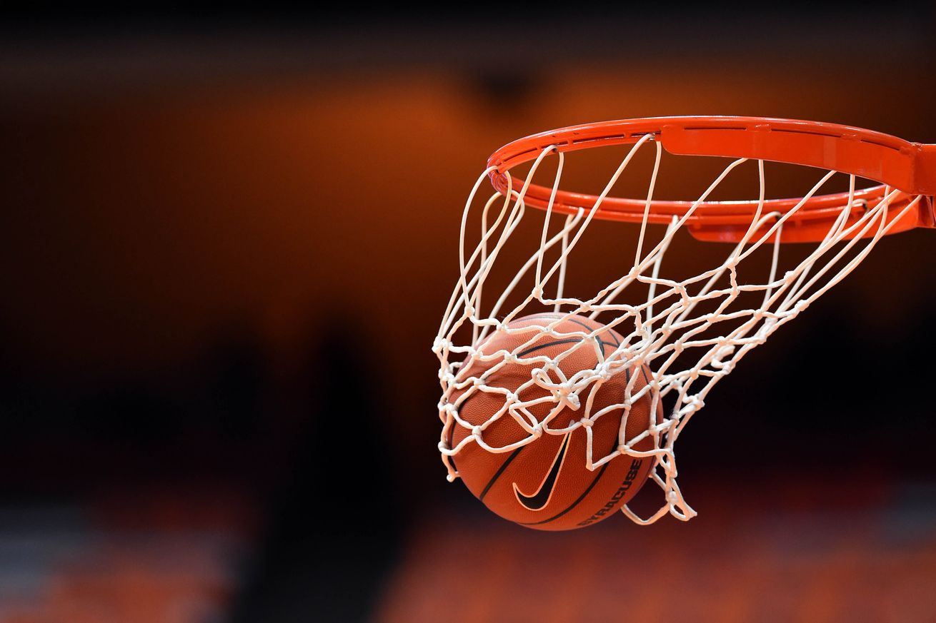 Men's Basketball win nail-biting season opener