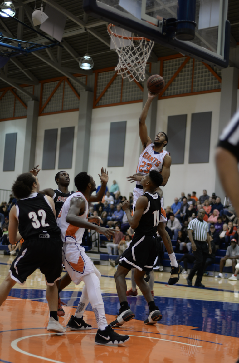 Giants edged by Rams