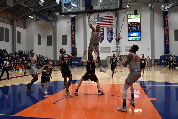 Local recruits energize Giants' streak heading into showdown at FCC