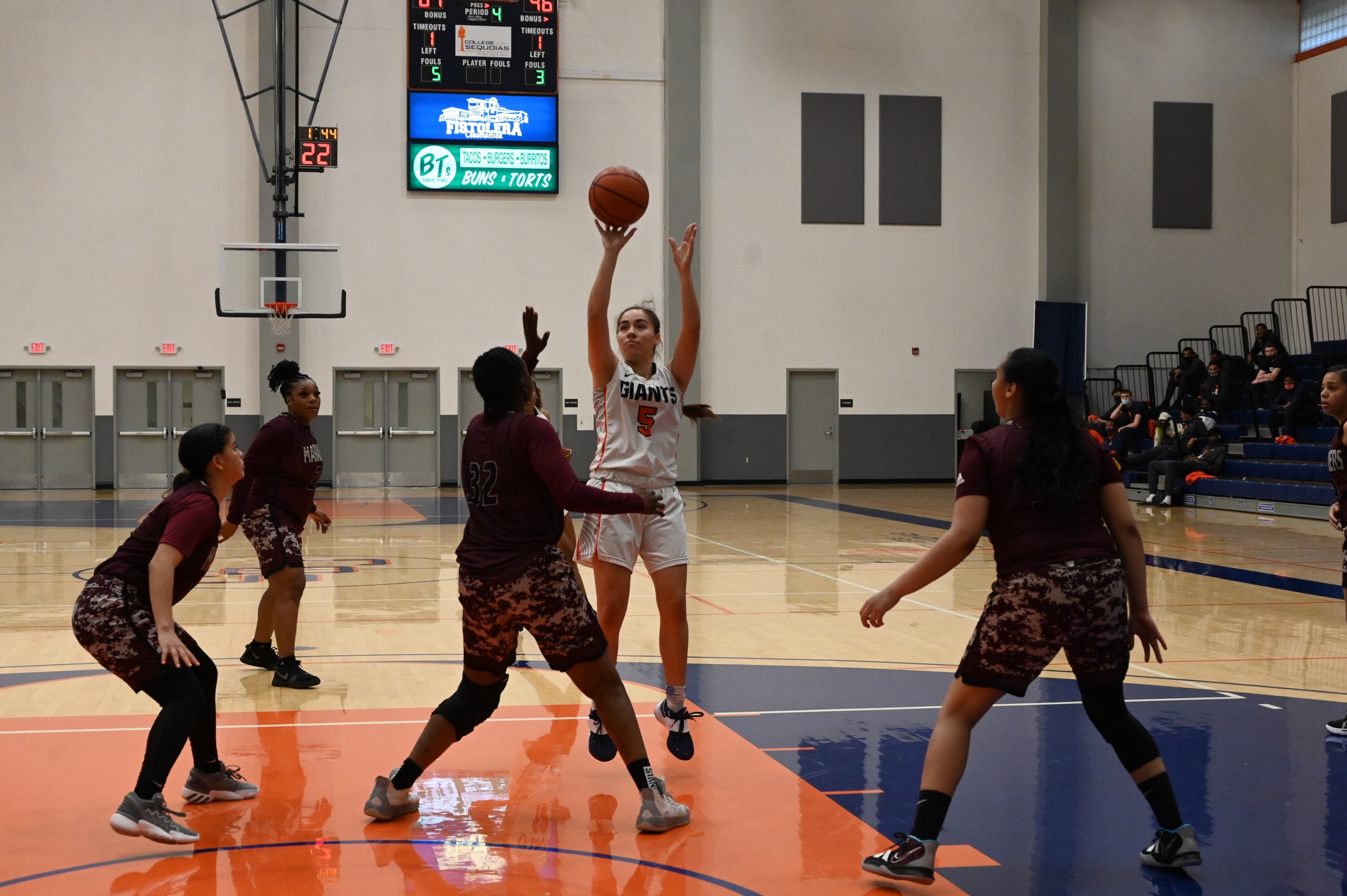 Giants women's basketball survives tough test to remain undefeated