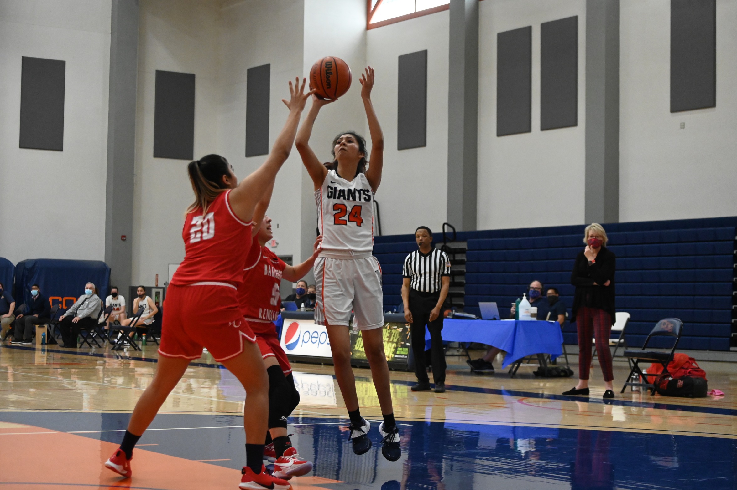Newcomers fuel successful opening weekend for Giants women's basketball