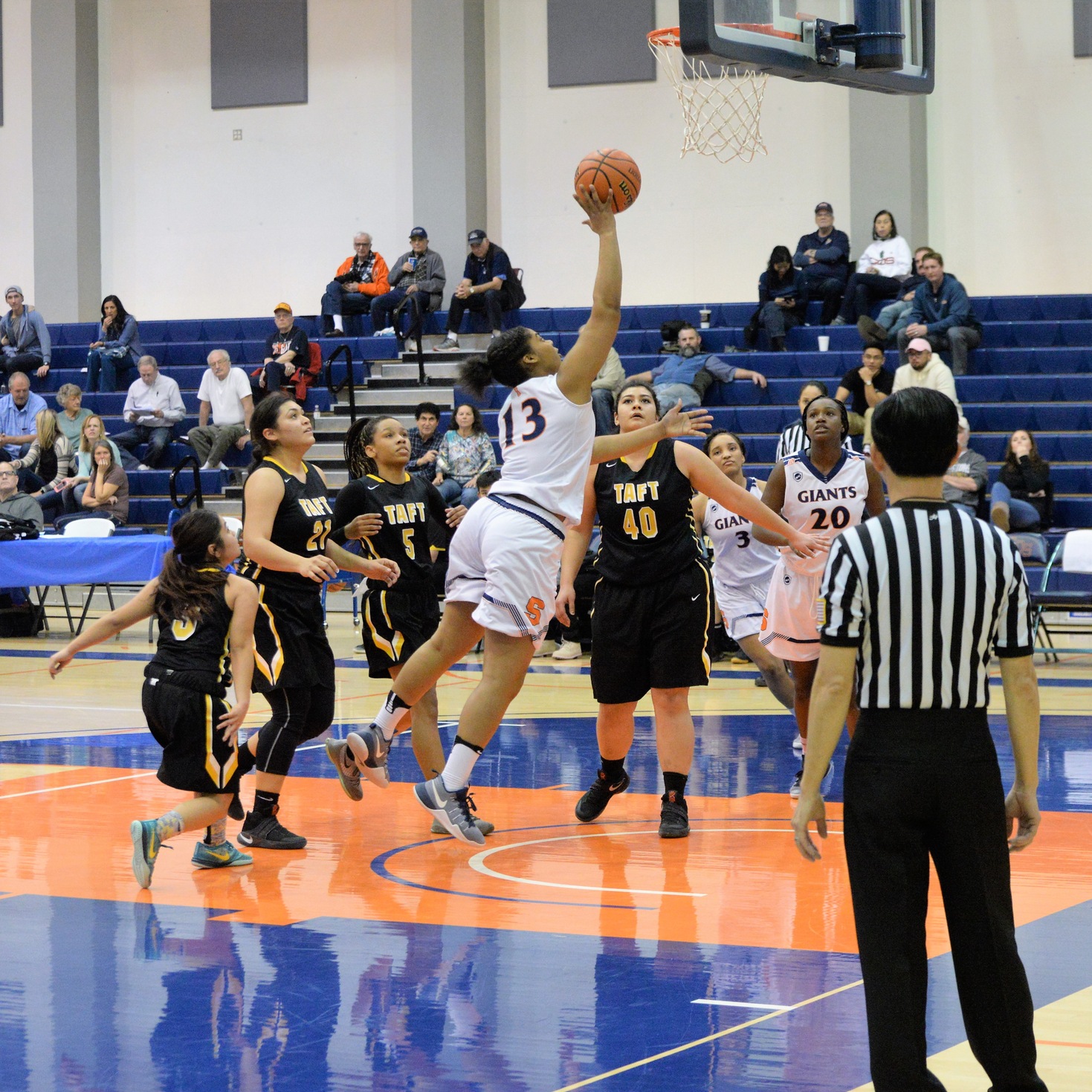Sixth-ranked Giants keep their winning streak alive on the road