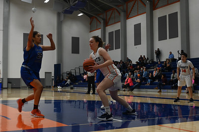 Giants fall in Gilcrest semifinals to state No. 2 Ventura; set to play for 3rd