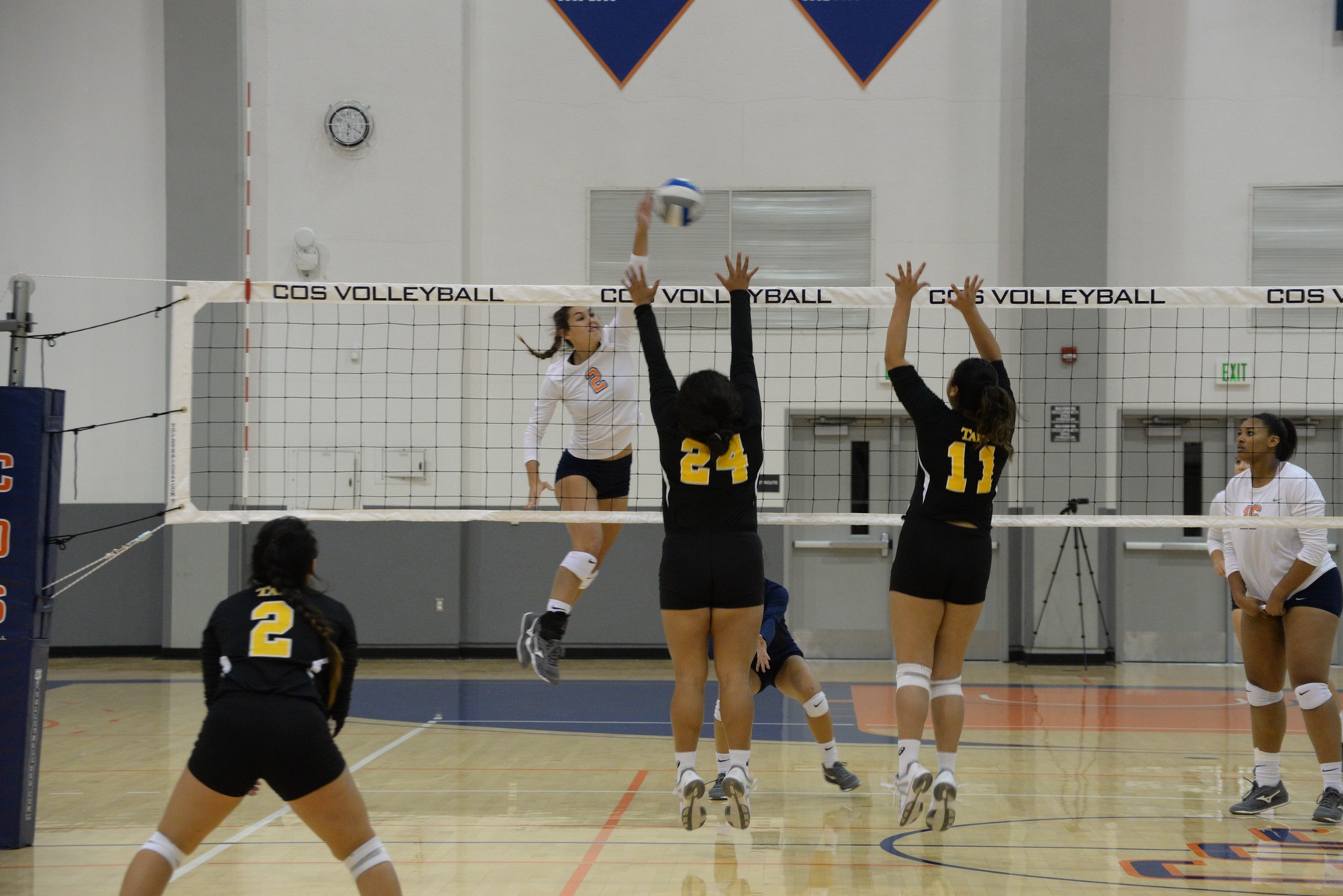 Giants win their fifth straight match